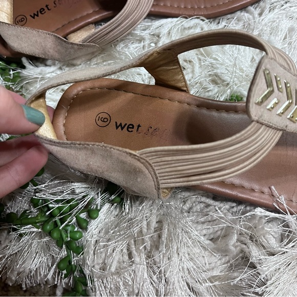 -🌼3/$30🌼Wet Seal Tan Studded Detail Flats/Sandals Size 9 - Picture 8 of 11